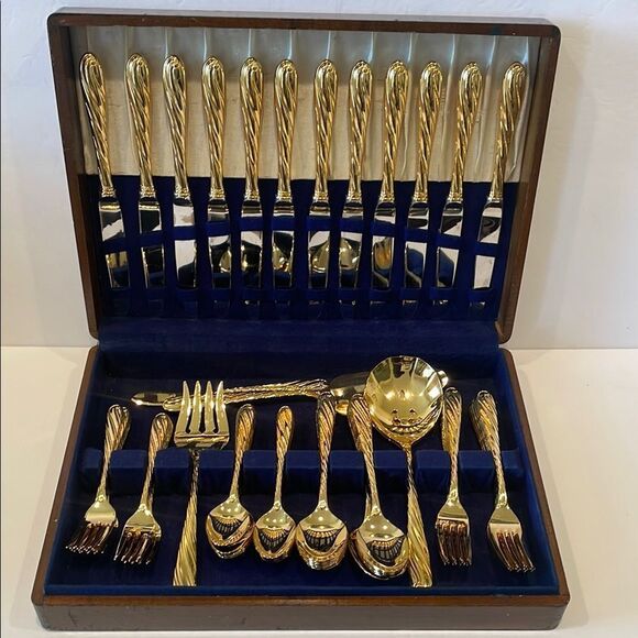 Retroneu 18/0 Japan Gold Tone Stainless Flatware Twist 66 Piece Serving for 12 - Picture 1 of 12
